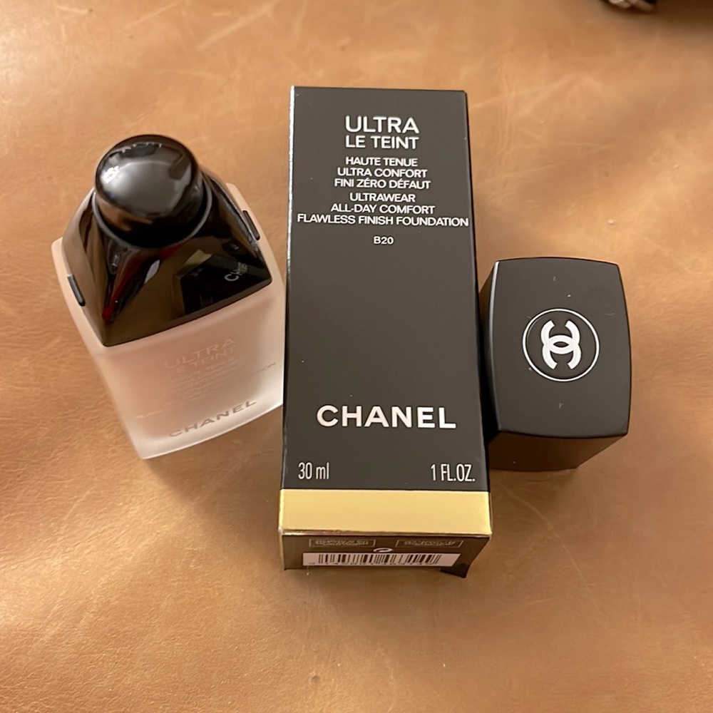 - CHANEL ultra Le taint foundation # B 20. New